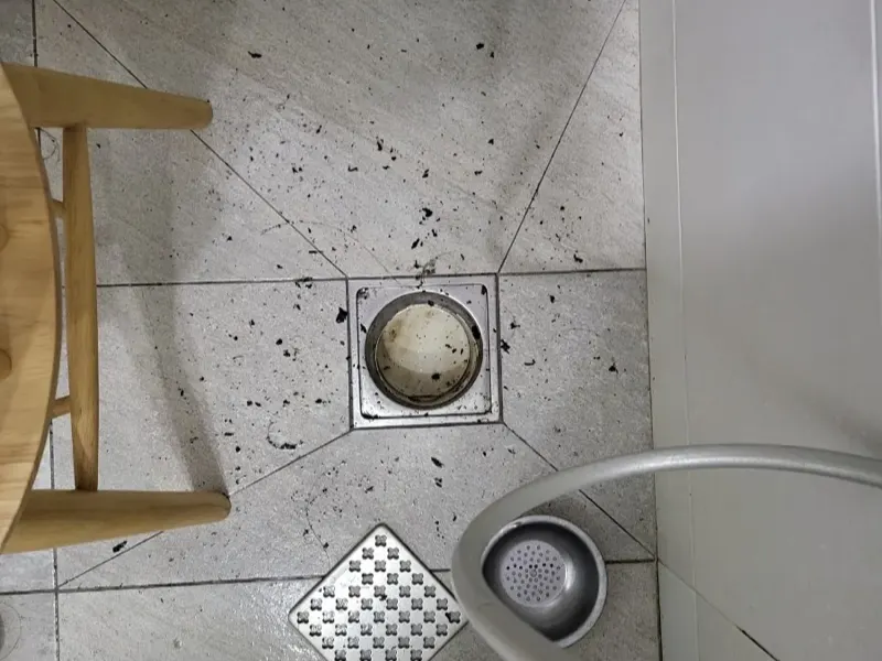 울산 남구 욕실 바닥 배수구 뚜껑을 연 모습