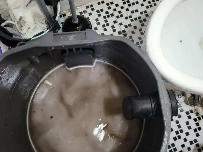 울산 남구 석션 장비 통에 모인 오수